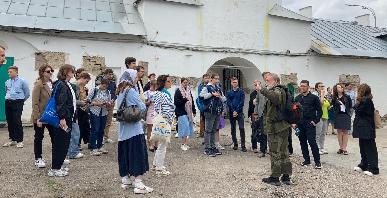 Бились над загадками, сравнивали жития и любовались достопримечательностями